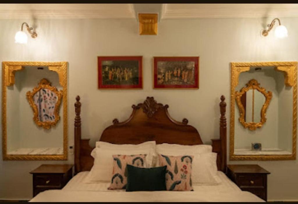 Postel nebo postele na pokoji v ubytování Cavalry Villa bikaner