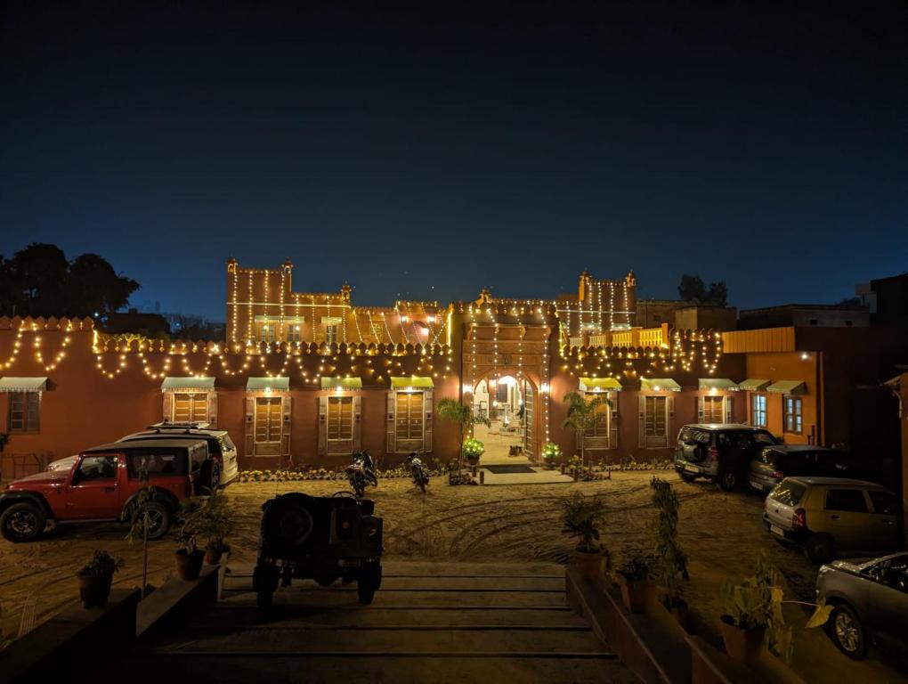 un edificio iluminado por la noche con luces en Cavalry Villa bikaner, en Bikaner