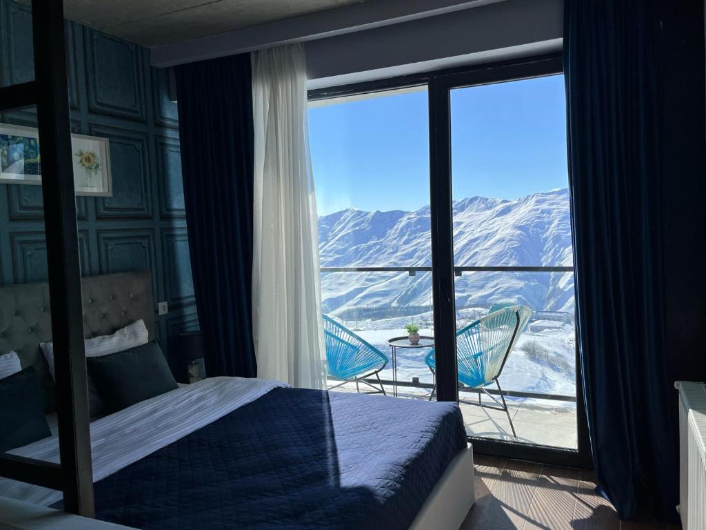 una camera con letto e vista sulle montagne di Twins apartment deluxe, new gudauri a Gudauri