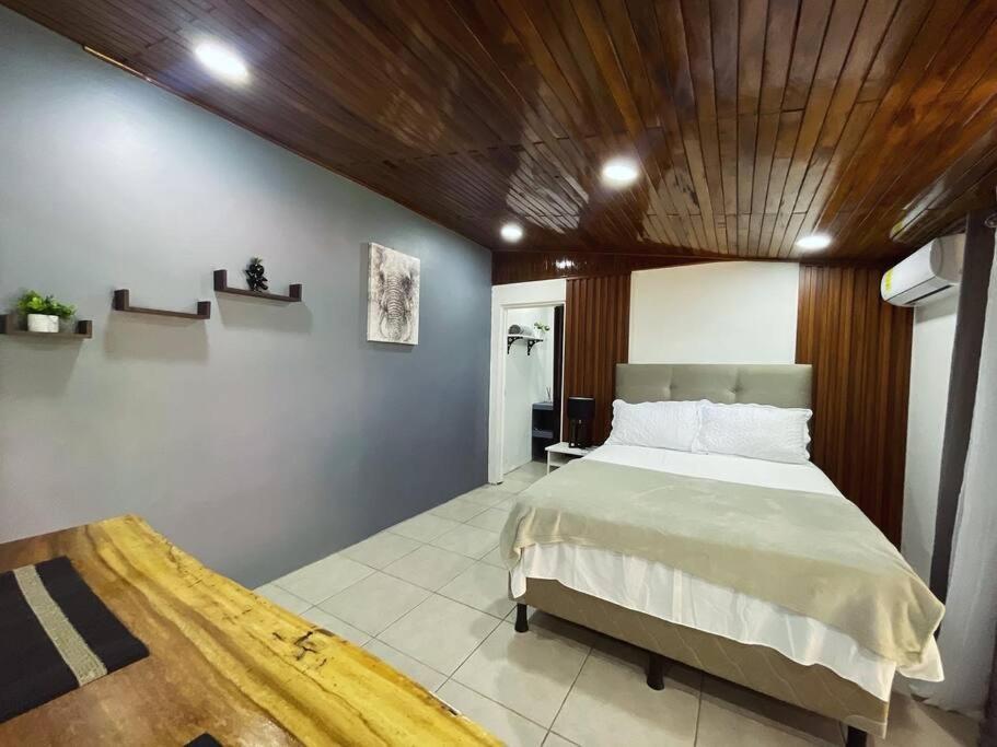 En eller flere senge i et værelse på Tabaco Studio a solo 5 minutos de Playa Carrillo