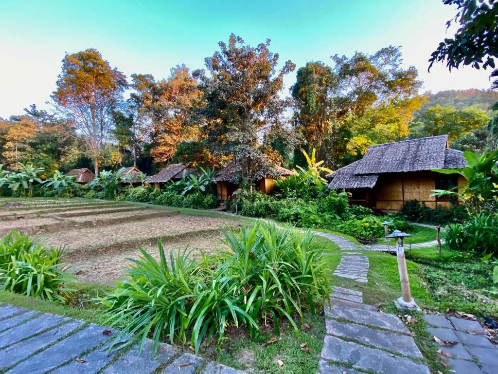 Zahrada ubytování Fern Resort Mae Hong Son