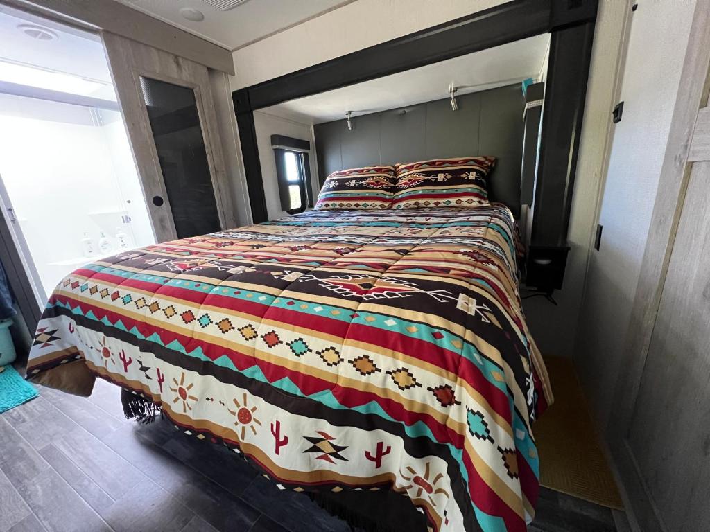 Postel nebo postele na pokoji v ubytování JMA Alpine Inn