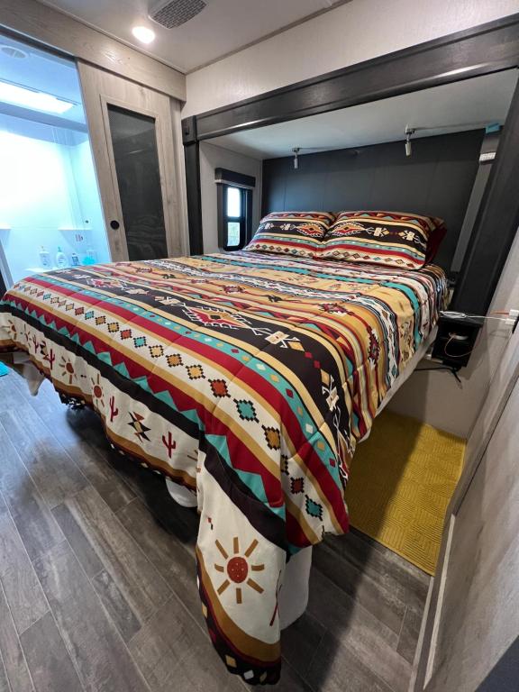 Postel nebo postele na pokoji v ubytování JMA Alpine Inn