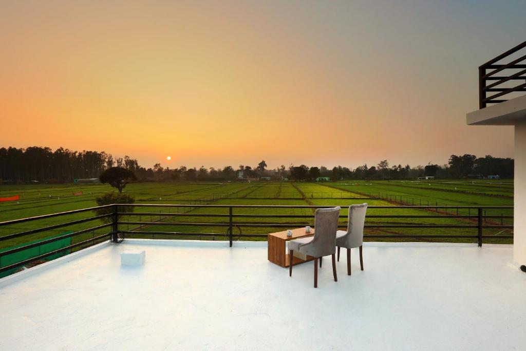 Balkón nebo terasa v ubytování Hriday Bhoomi - Luxury Cottages & Villa in Jim Corbett