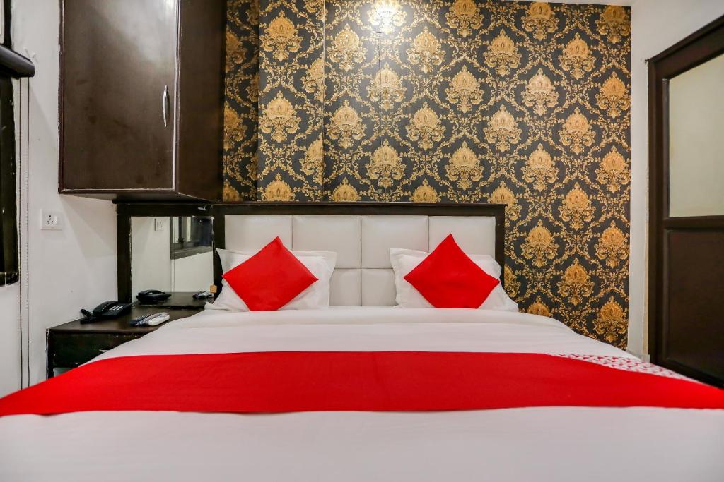 Postel nebo postele na pokoji v ubytování Hotel O Anshun Residency Near Mk Cinemas Rohini