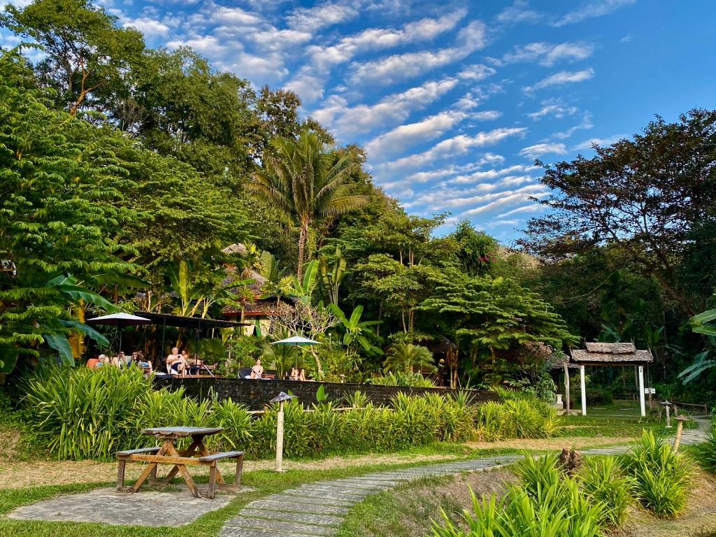Zahrada ubytování Fern Resort Mae Hong Son