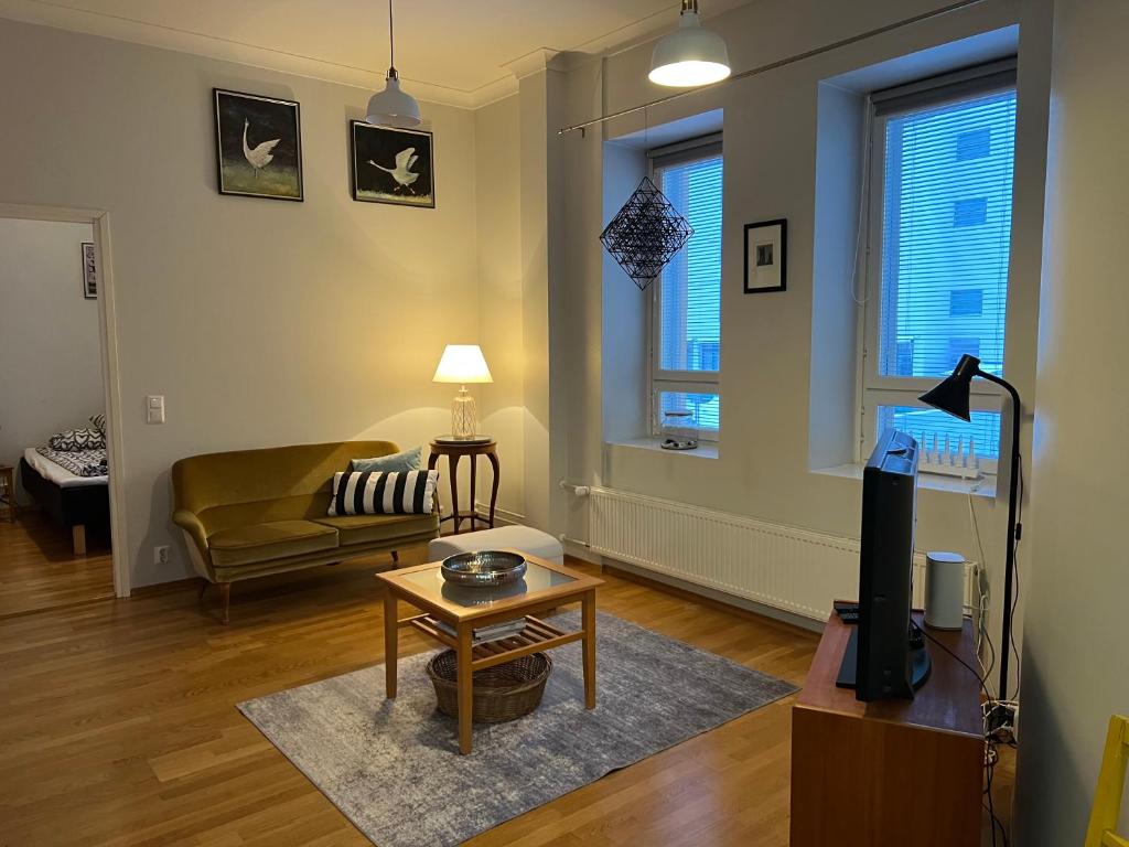 a living room with a couch and a tv at Saunallinen kaksio keskustassa in Kokkola