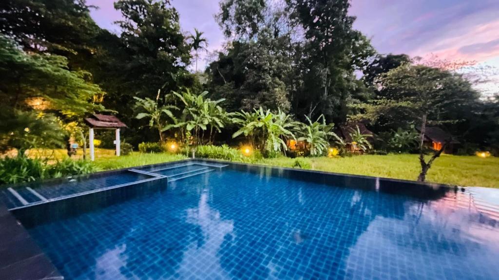 Bazén v ubytování Fern Resort Mae Hong Son nebo v jeho okolí
