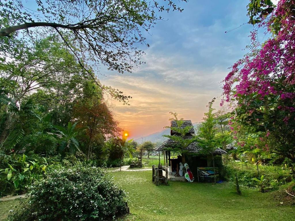 Zahrada ubytování Fern Resort Mae Hong Son