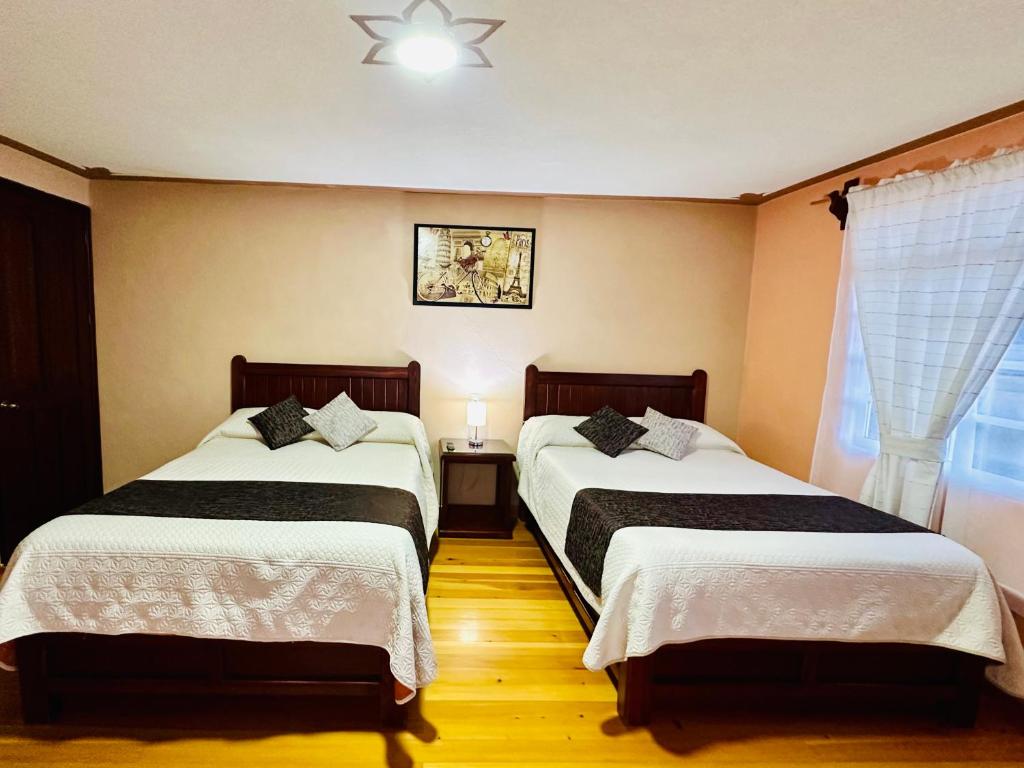 Postel nebo postele na pokoji v ubytování Hotel Monarca Tlalpujahua