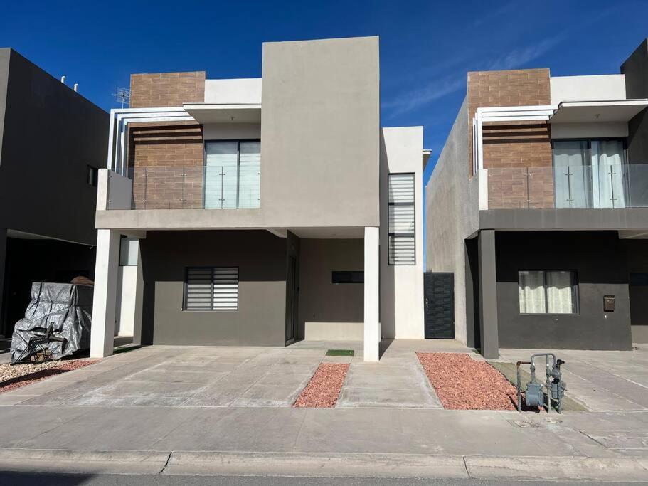 un edificio con un estacionamiento delante de él en Casa Arcana (3 minutos del consulado), en Ciudad Juárez