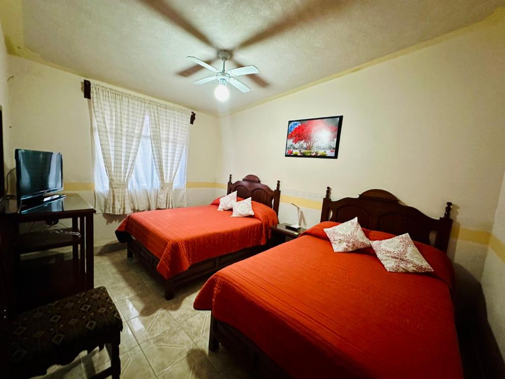 Postel nebo postele na pokoji v ubytování Hotel Monarca Tlalpujahua