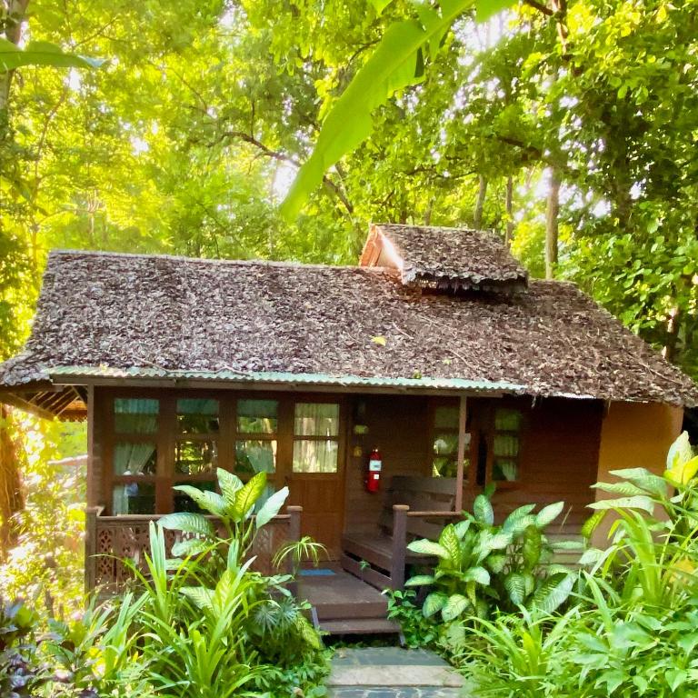 Zahrada ubytování Fern Resort Mae Hong Son