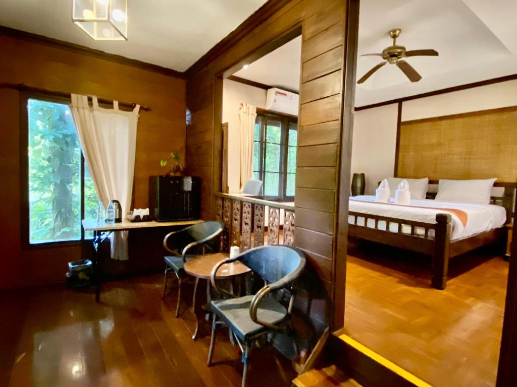 Postel nebo postele na pokoji v ubytování Fern Resort Mae Hong Son