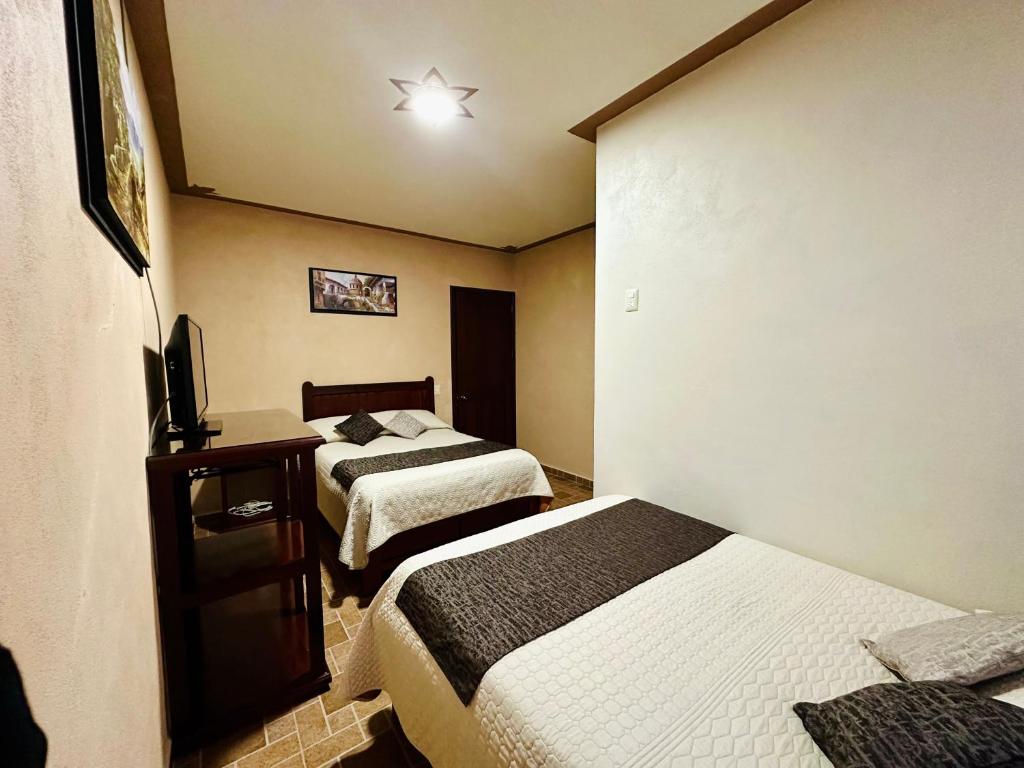 Postel nebo postele na pokoji v ubytování Hotel Monarca Tlalpujahua