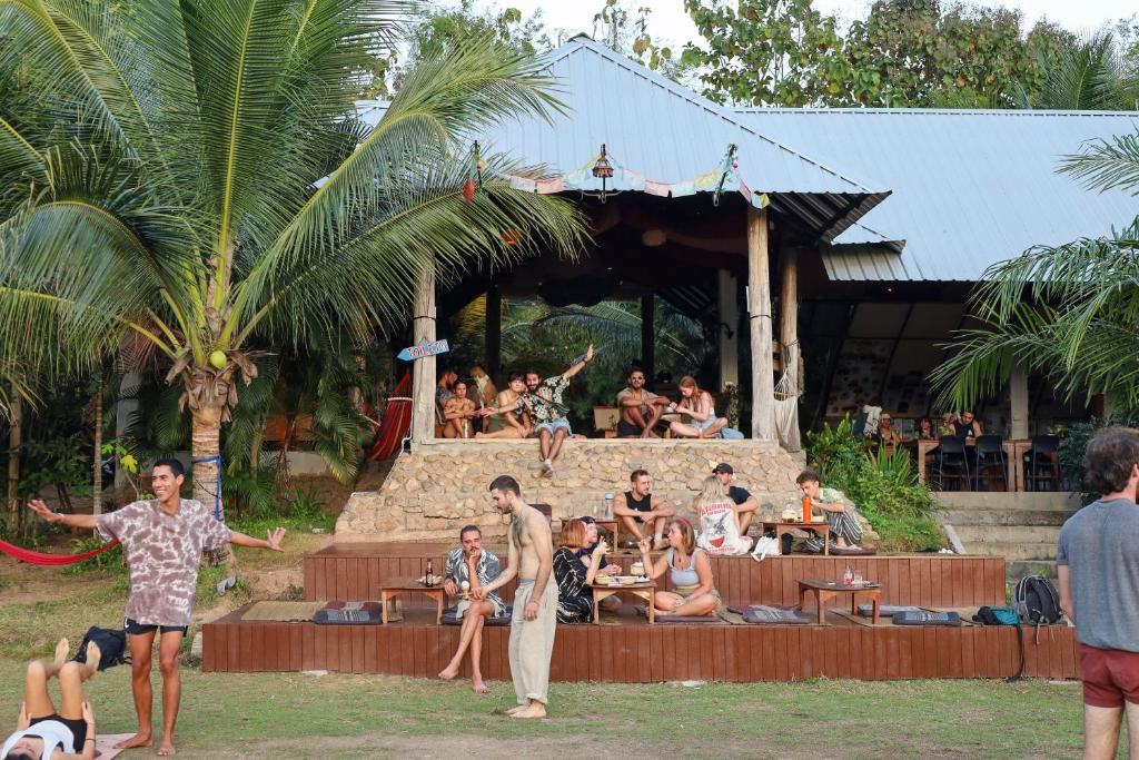Eine Gruppe von Leuten, die Frisbee spielen. in der Unterkunft Atlas Valley in Pai