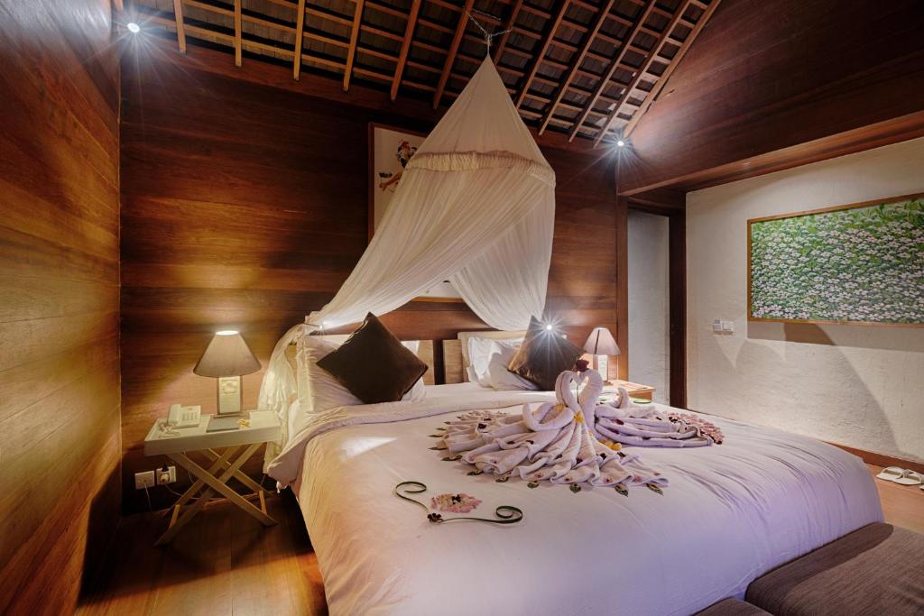Postel nebo postele na pokoji v ubytování Ubud Padi Villas