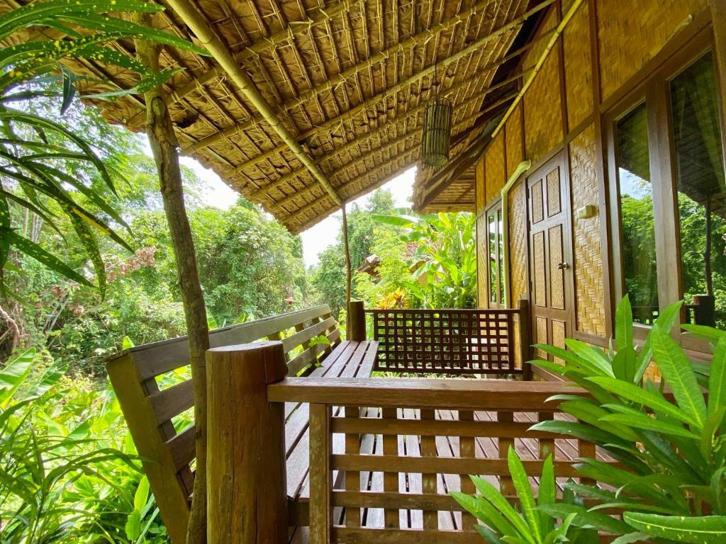 Zahrada ubytování Fern Resort Mae Hong Son