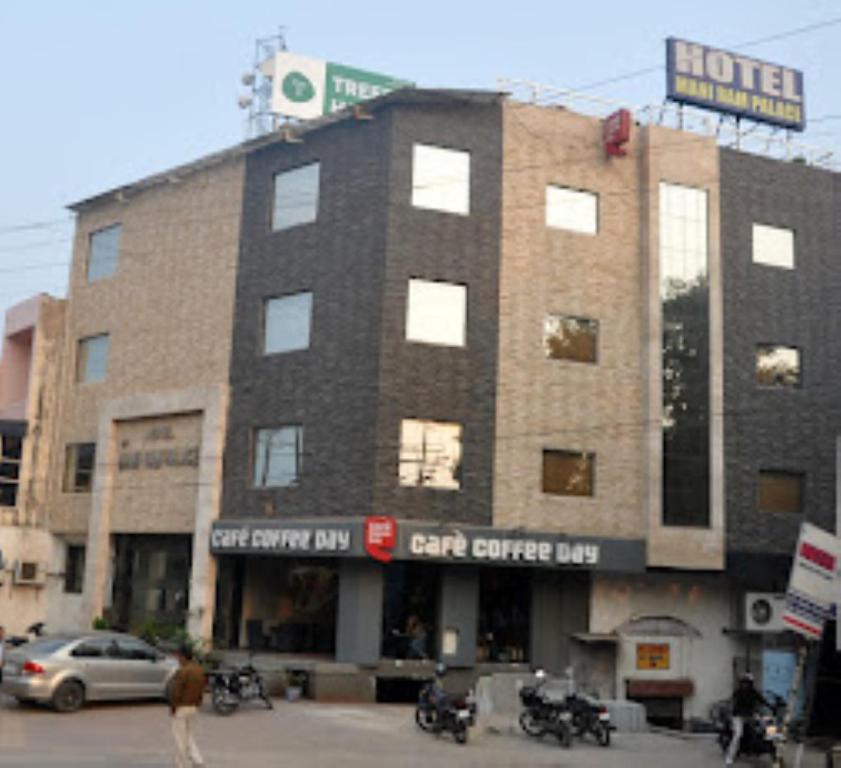 un edificio con un coche aparcado delante de él en Hotel Mani Ram Palace Agra, en Agra