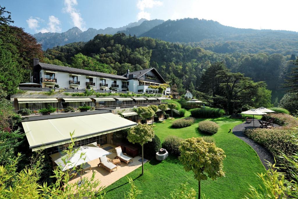 eine Luftansicht eines Hotels mit Garten in der Unterkunft Park Hotel Sonnenhof - Relais & Châteaux in Vaduz