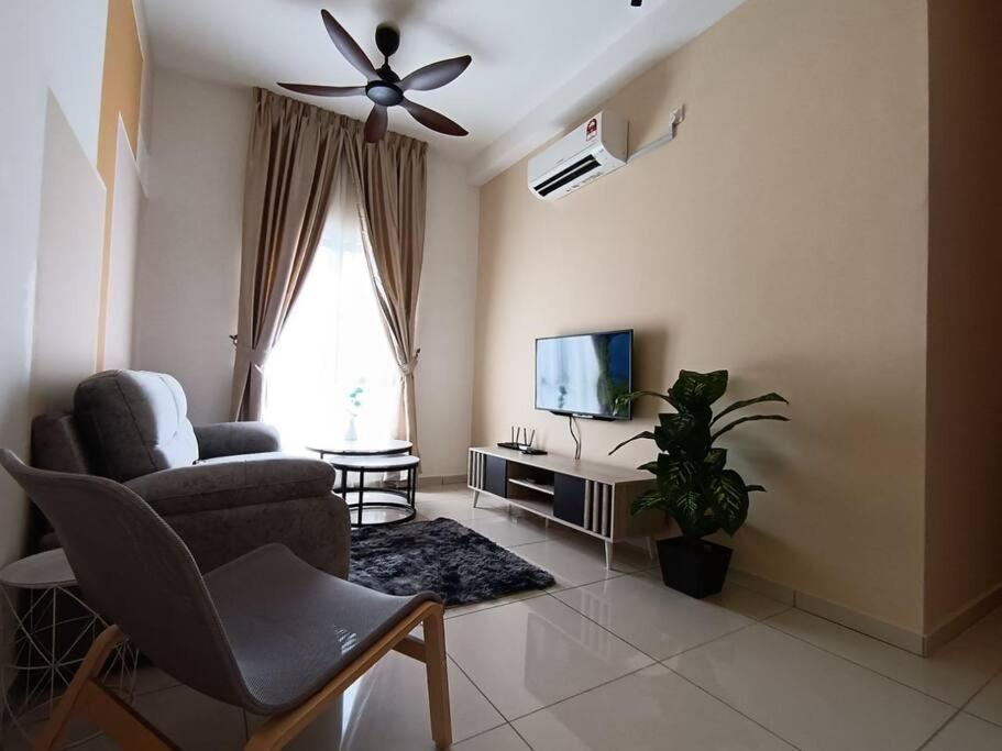 sala de estar con ventilador de techo y TV en The Horizon Ipoh Dual L13 by Grab A Stay en Ipoh