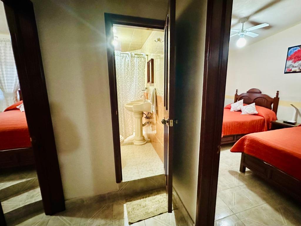 Postel nebo postele na pokoji v ubytování Hotel Monarca Tlalpujahua