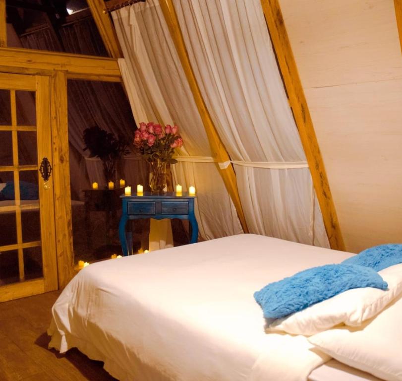 的住宿－Glamping La Montaña，一间卧室配有一张床和一张带蜡烛的桌子