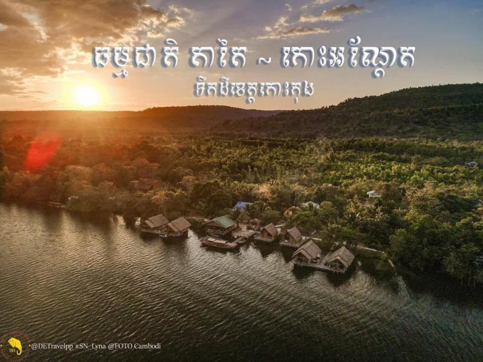 Phumĭ Kaôh Ândêt的住宿－Tatai Natural Resort，河面上一幅有水面房屋的画面