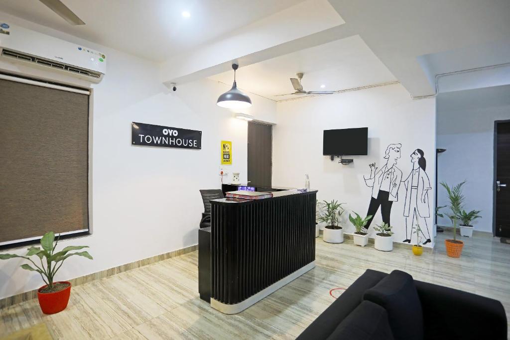 TV a/nebo společenská místnost v ubytování Super Townhouse Cloud Bay, Near Genpact, Sector-69, Gurgaon