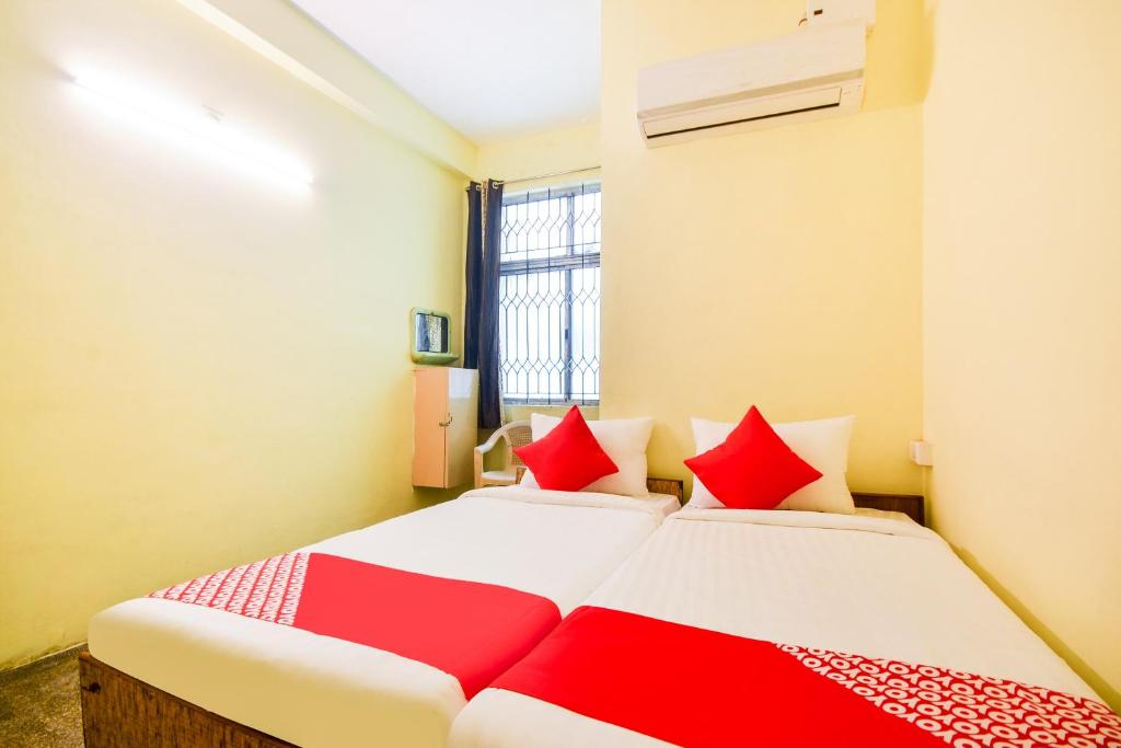 Postel nebo postele na pokoji v ubytování Hotel O Aruljothi Gandhipuram Bus Terminus