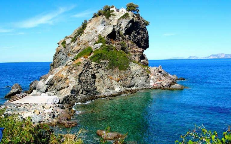 una pequeña isla en medio del océano en Pansion Platana, en Glossa