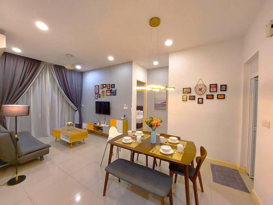 een woonkamer met een eettafel en een woonkamer met een bank bij Walk to Legoland * D'Pristine * 2BR Pool View #7 in Nusajaya