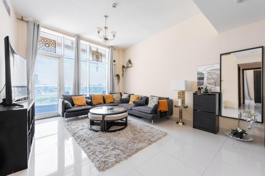 Great Gatsby's Home في دبي: غرفة معيشة مع أريكة وطاولة