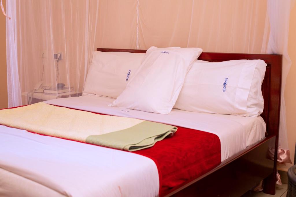 Postel nebo postele na pokoji v ubytování The Tick Hotel