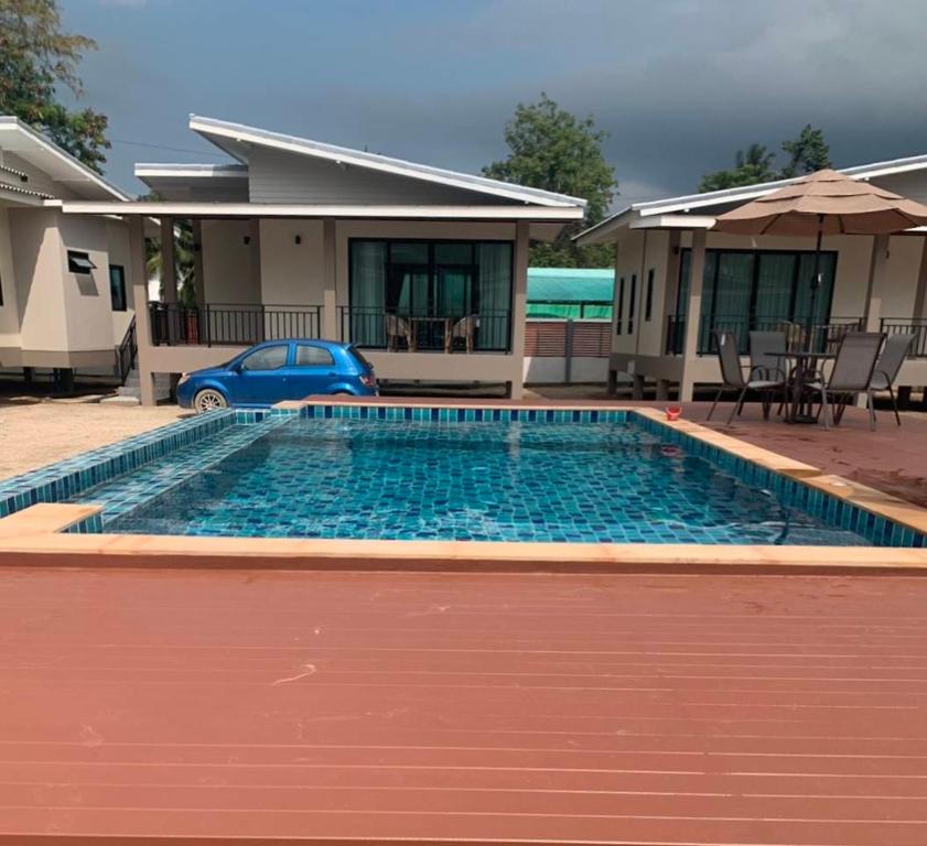 una piscina di fronte a una casa di Care Villa Koh Phangan a Ko Phangan