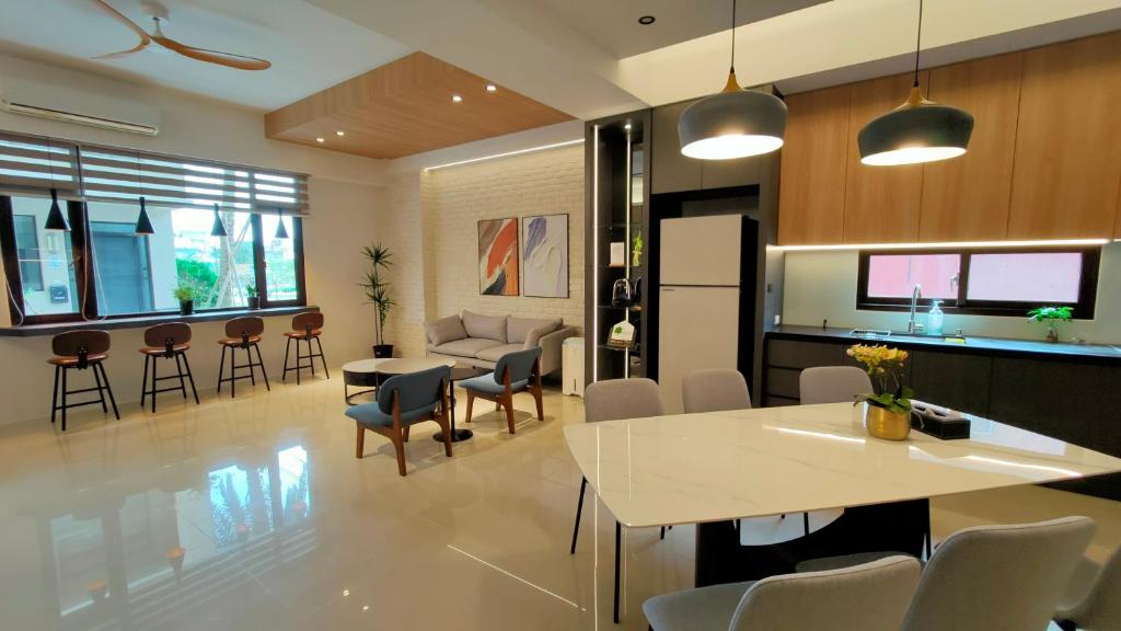 Kuchyň nebo kuchyňský kout v ubytování Riverbank Villa ll