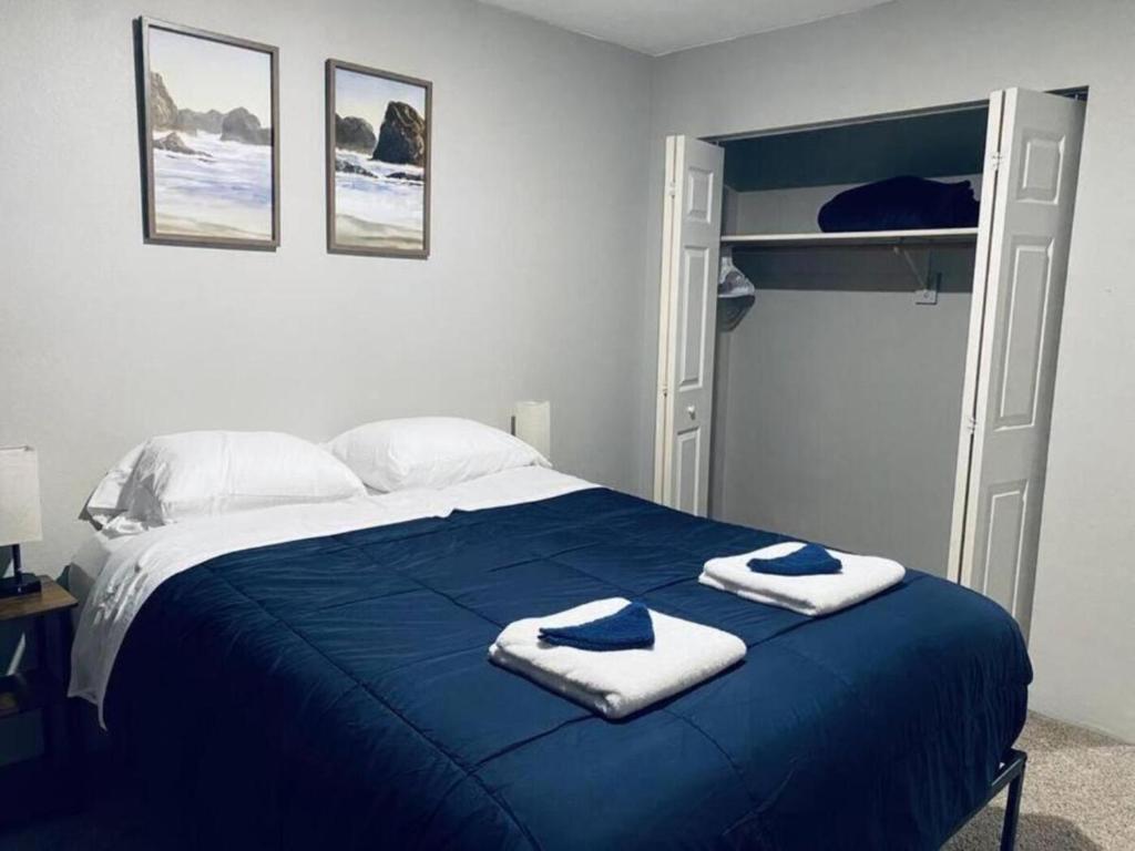 เตียงในห้องที่ *New* Centrally-Located Contemporary Retreat