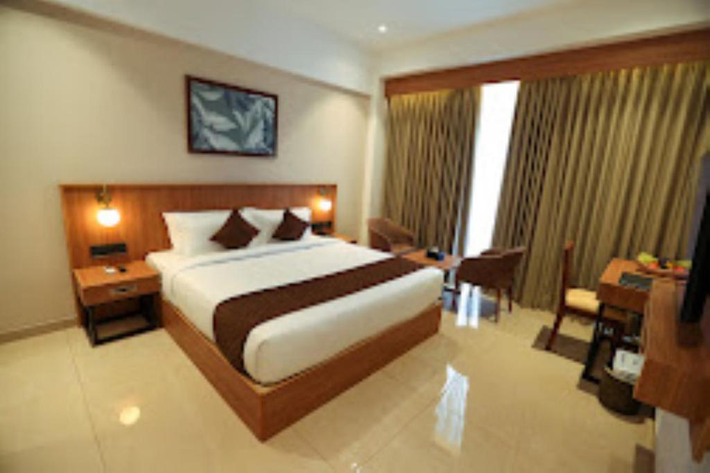 Katil atau katil-katil dalam bilik di Hotel Saffron Wayanad