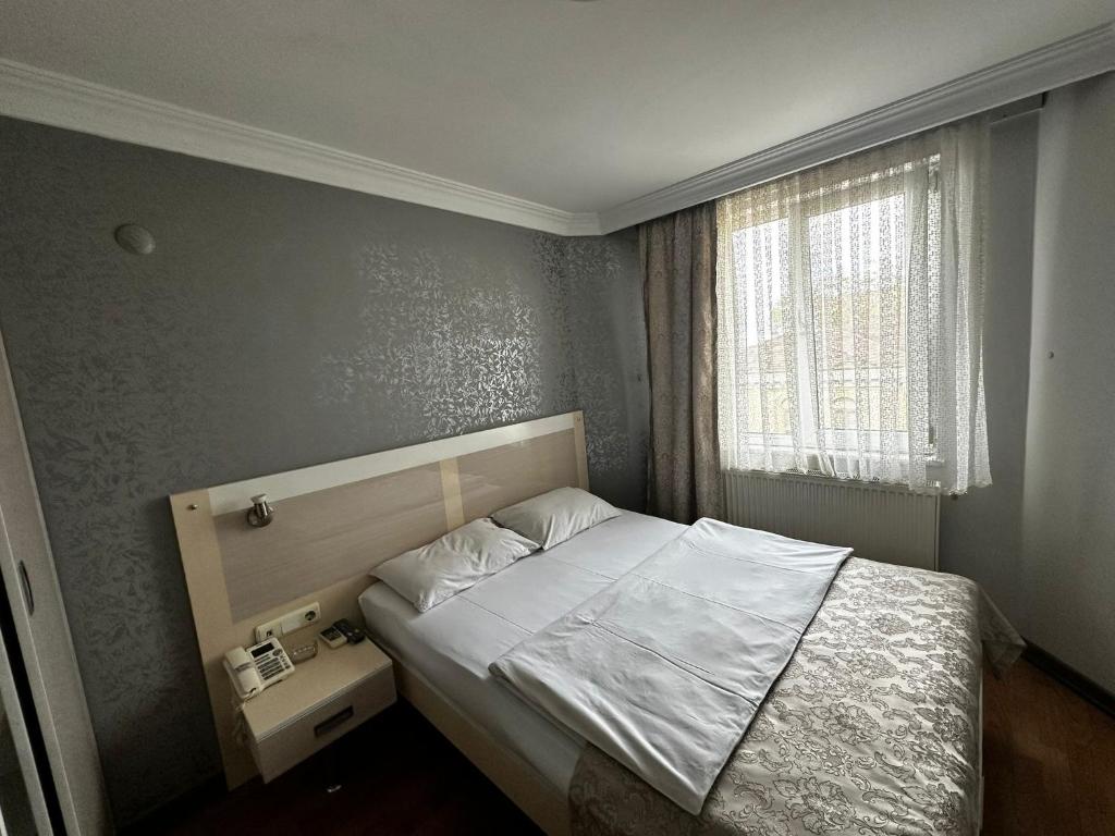 a bedroom with a bed and a window at Samsun Park Hotel in Samsun