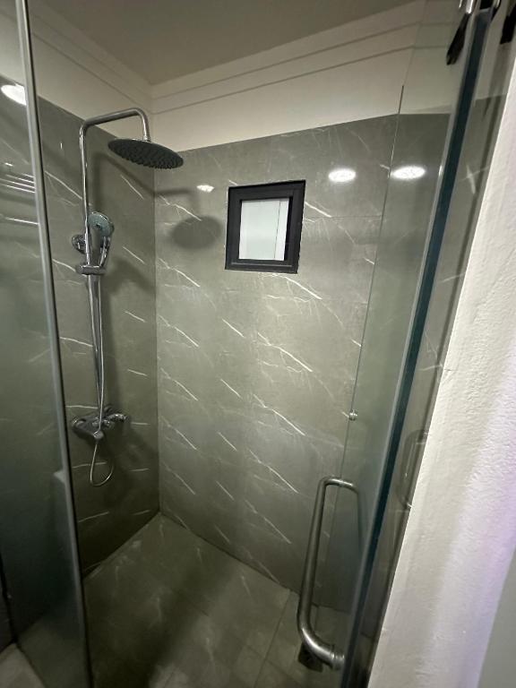 Koupelna v ubytování Hoàng Gia Long Biên Hotel