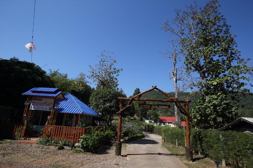 a garden with a path leading to a building at Phuchomjan Resort in Mae Hong Son