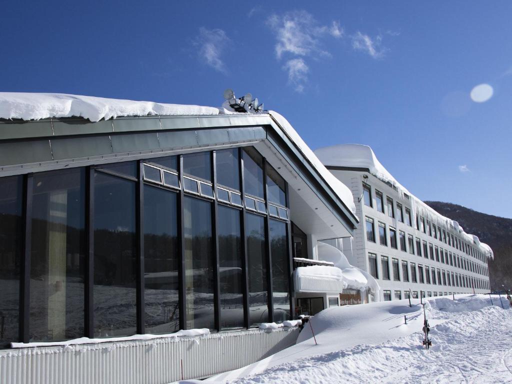 un edificio con nieve en el costado en Shigakogen Prince Hotel, en Yamanouchi