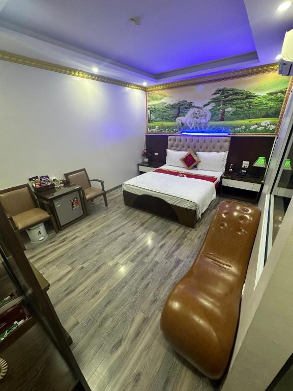 Postel nebo postele na pokoji v ubytování Hoàng Gia Long Biên Hotel