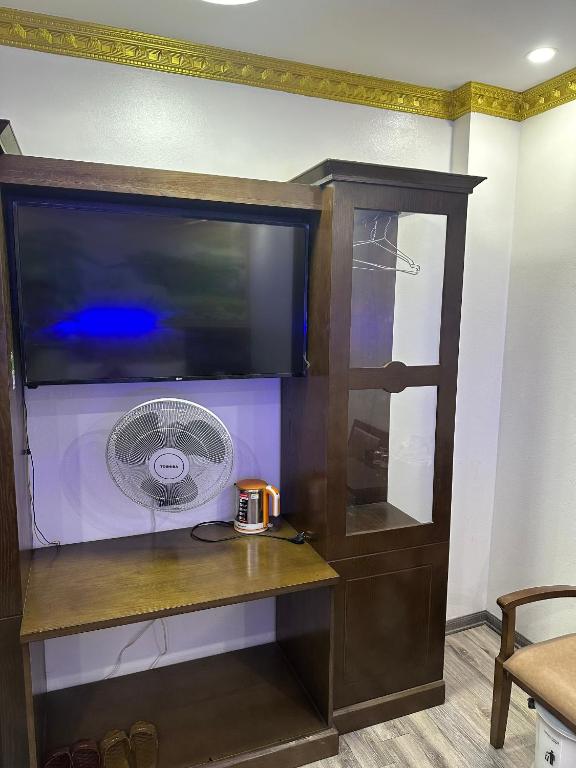 TV a/nebo společenská místnost v ubytování Hoàng Gia Long Biên Hotel