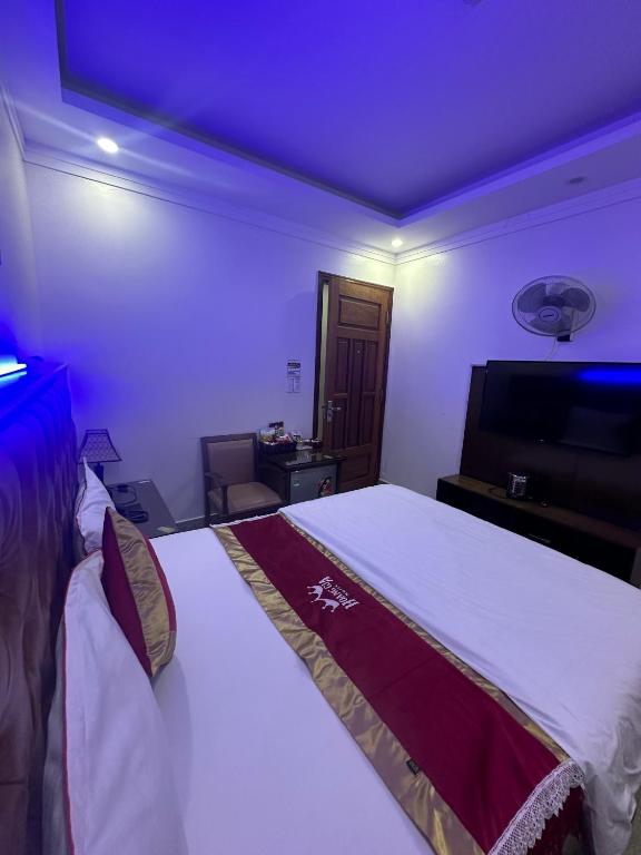 Postel nebo postele na pokoji v ubytování Hoàng Gia Long Biên Hotel