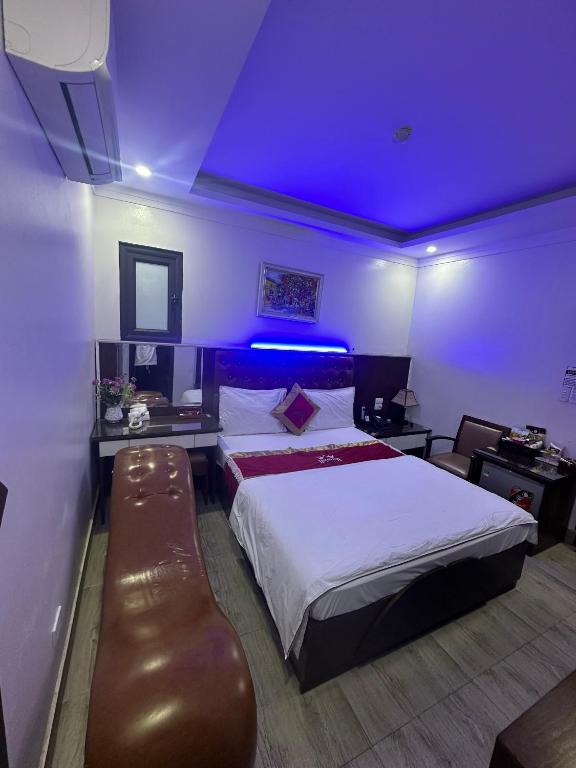 Postel nebo postele na pokoji v ubytování Hoàng Gia Long Biên Hotel