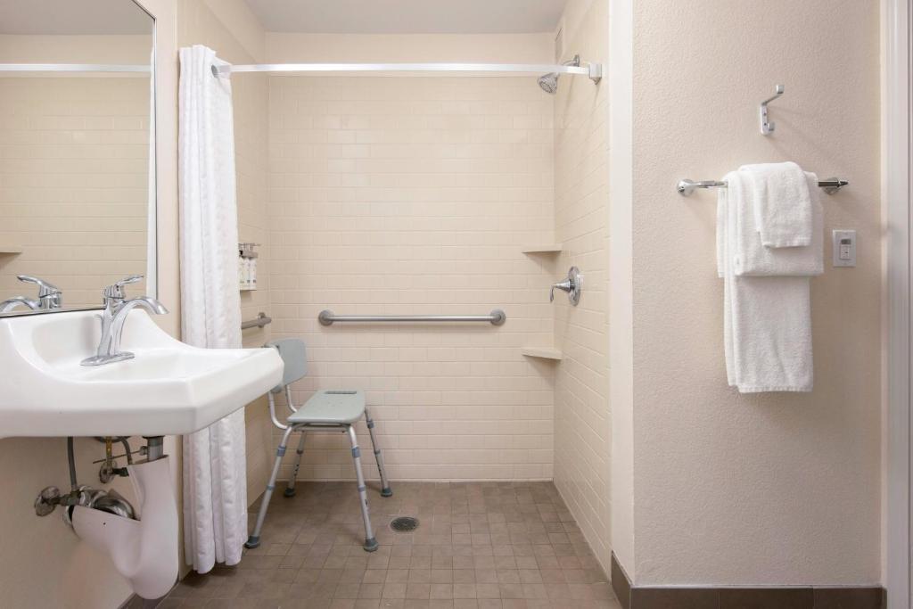 Candlewood Suites Anaheim - Resort Area, an IHG Hotel - Suite Une Chambre Queen Avec Douche