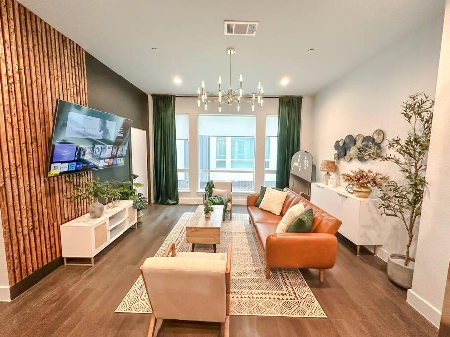 un soggiorno con divano e TV a schermo piatto di Dallas Condo-Mins from Uptown &Downtown a Dallas
