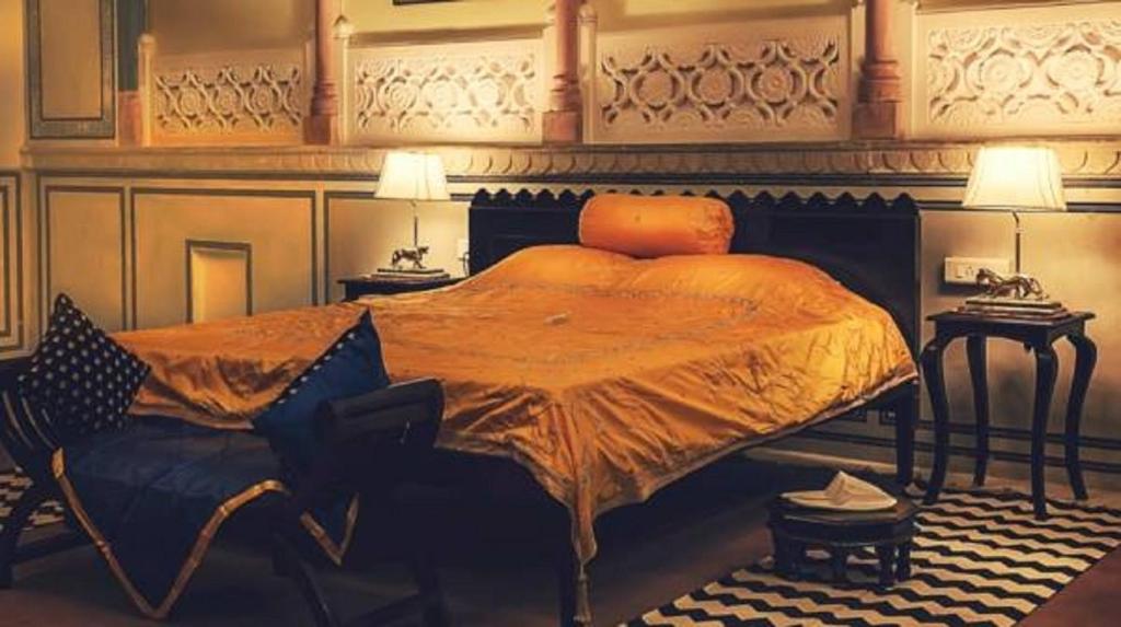 Postel nebo postele na pokoji v ubytování The Umaid Vilas Royal Heritage Haveli