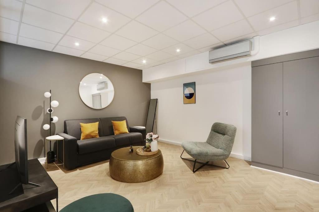 un salon avec un canapé et une chaise dans l'établissement Beautiful apartment 4P/1BR Champs Elysées, à Paris